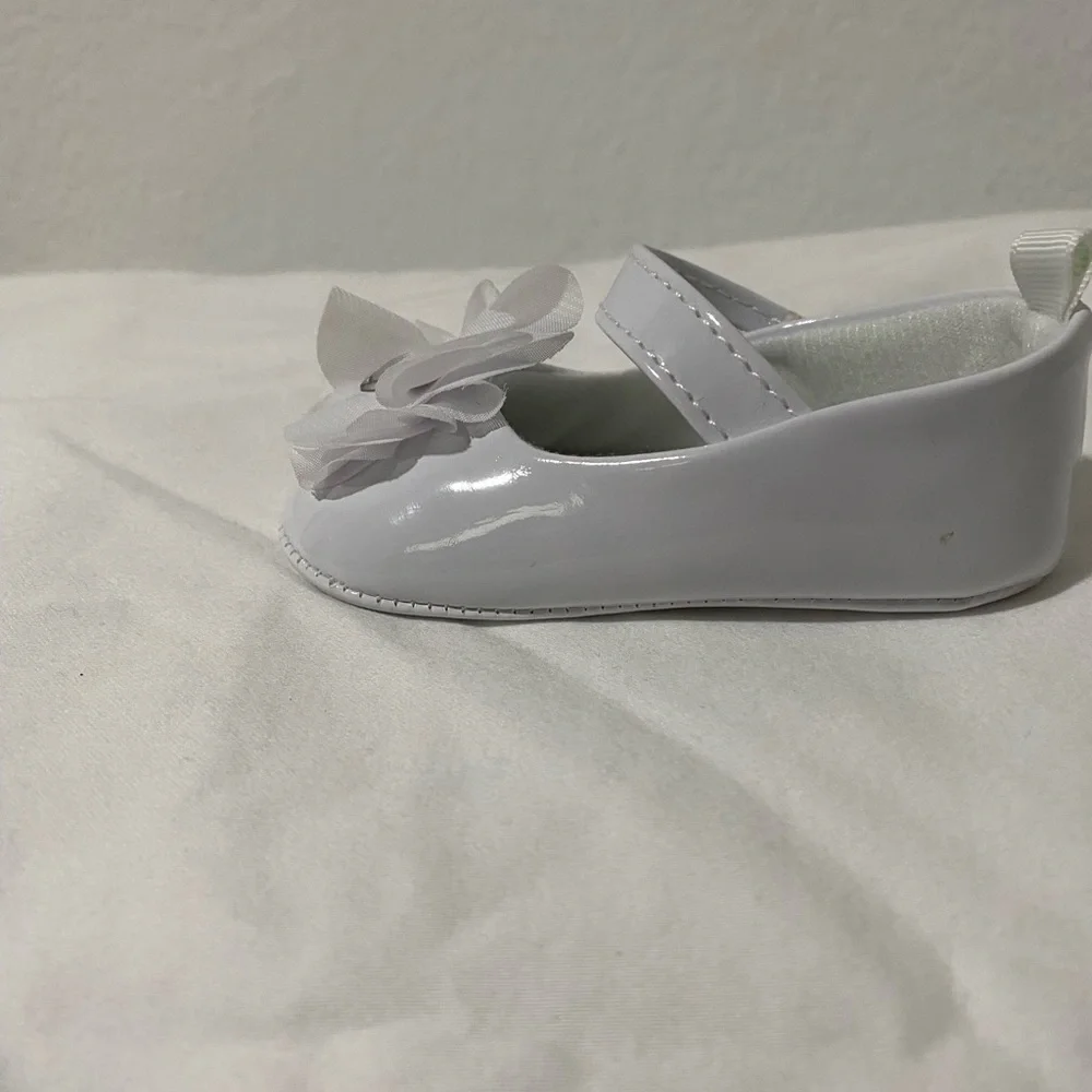 FIRST STEP Baby Girl’s White Shoes with Flower and Shine Heart. Size 6-9 Months
